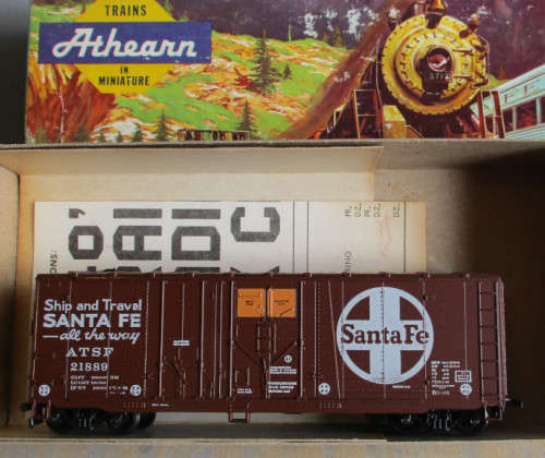 ATHEARN HO SCALE - AT&SF 40; GRAINLOADING BOX CAR - BOXED