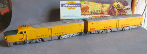 ATHEARN HO SCALE - UP DIESEL LOCO & DUMMY B UNIT - BOXED