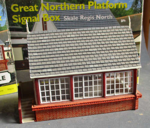 HORNBY OO SCALE - GREAT NORTHERN PLATFORM SIGNAL BOX (RESIN - BOXED)