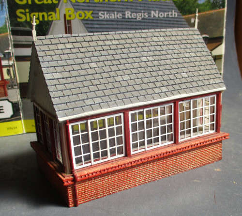 HORNBY OO SCALE - GREAT NORTHERN PLATFORM SIGNAL BOX (RESIN - BOXED)