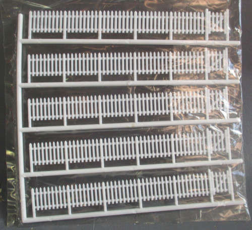 OO/HO SCALE - FENCING WITH GATE - NEW