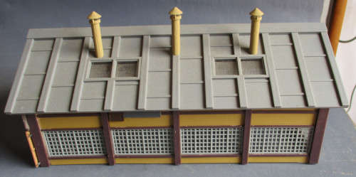 HO SCALE - ENGINE SHED AS PER FOTOS, FOOTPRINT 265 X 135 mm