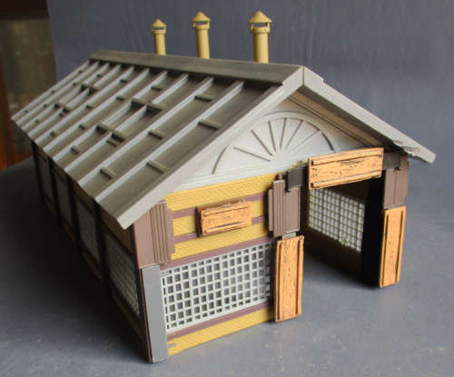 HO SCALE - ENGINE SHED AS PER FOTOS, FOOTPRINT 265 X 135 mm