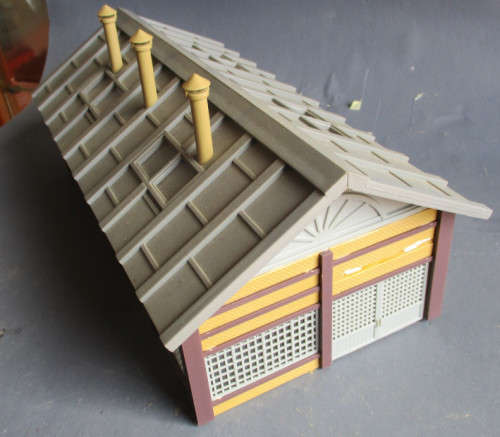 HO SCALE - ENGINE SHED AS PER FOTOS, FOOTPRINT 265 X 135 mm