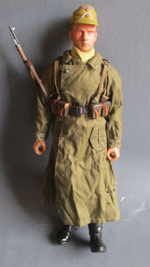 GI JOE TYPE SOLDIER WITH RIFLE AS PER FOTOS