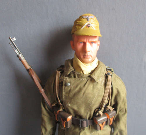 GI JOE TYPE SOLDIER WITH RIFLE AS PER FOTOS