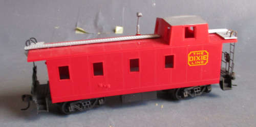 BACHMANN HO SCALE - DIXIE LINE CABOOSE, EXCELLENT CONDITION