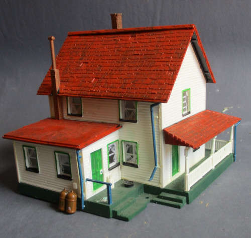 HO SCALE - DOUBLE STOREY HOUSE, FOOTPRINT - 105 X 128 mm
