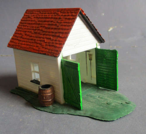 HO SCALE - SINGLE GARAGE, FOOTPRINT - 85 X 50 mm
