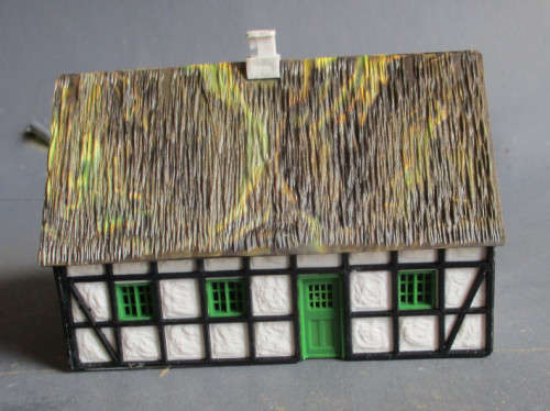 HO SCALE - GERMAN COTTAGE AS PER FOTOS, FOOTPRINT 85 X 50 mm