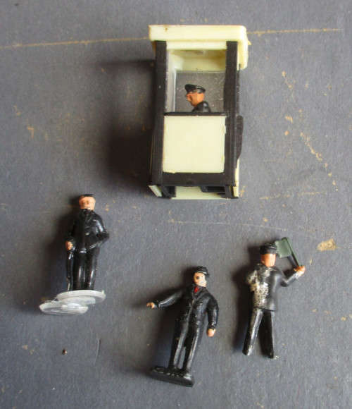OO SCALE - RAILWAY FIGURES & TICKET OFFICE AS PER FOTO