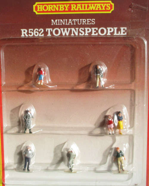 HORNBY OO SCALE - TOWNSPEOPLE - NEW CARDED