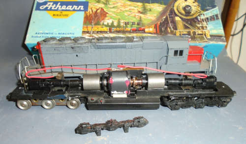 ATHEARN HO SCALE - SD 40 DIESEL LOCO, SPARES OR REPAIRS AS PER FOTO - BOXED