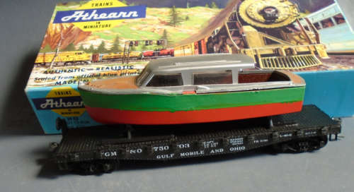 ATHEARN HO SCALE - FLAT WAGON WITH BOAT - BOXED