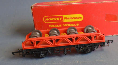 HORNBY OO SCALE - FLAT CAR WITH WHEEL LOAD - BOXED