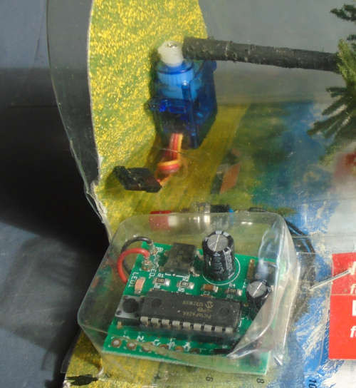 NOCH HO/TT/N SCALES - FALLING TREE WITH DECODER FOR DCC OR DC - CARDED