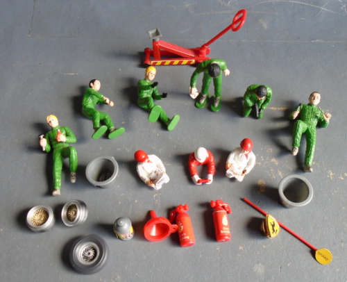 SCX 1/32 SCALE - RALLY TEAM MECHANICS AND EXTRAS AS PER FOTO