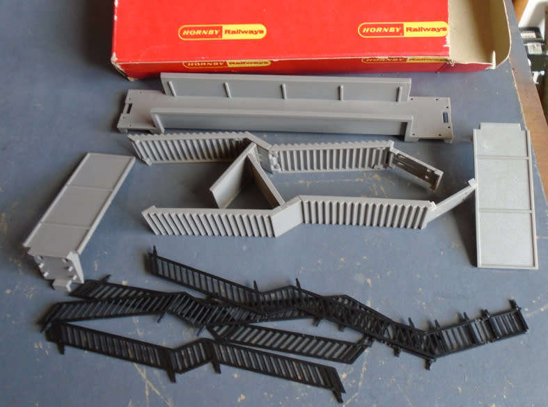 HORNBY OO SCALE -  DOUBLE TRACK FOOTBRIDGE, BOXED