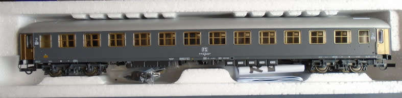 ROCO HO SCALE - 2 X FS 1 st & 2nd CLASS PASSENGER COACHES - BOXED