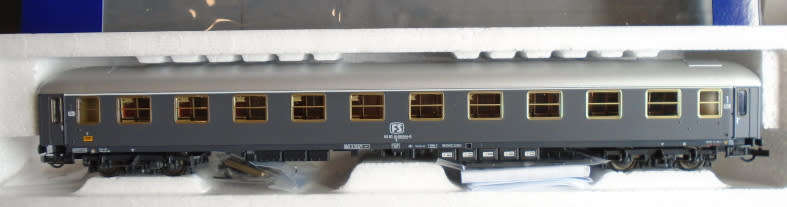 ROCO HO SCALE - 2 X FS 1 st & 2nd CLASS PASSENGER COACHES - BOXED