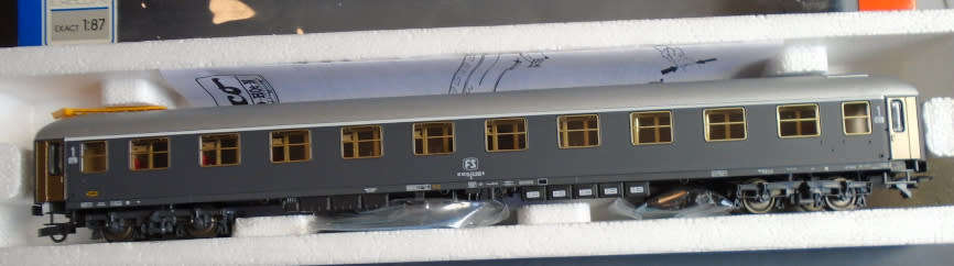 ROCO HO SCALE - 2 X FS 1 st & 2nd CLASS PASSENGER COACHES - BOXED