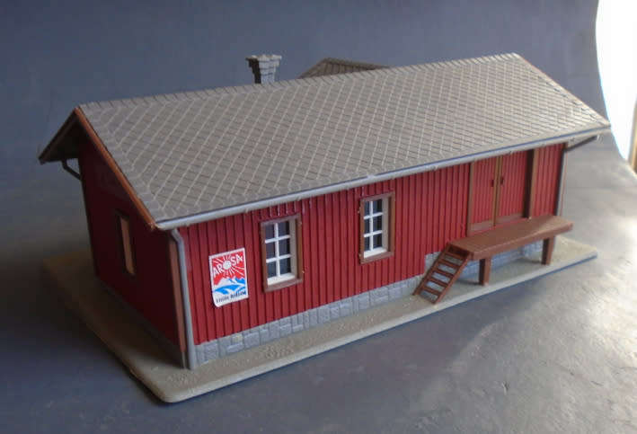 HO SCALE - STATION /STORAGE AS PER FOTO WITH LIGHT