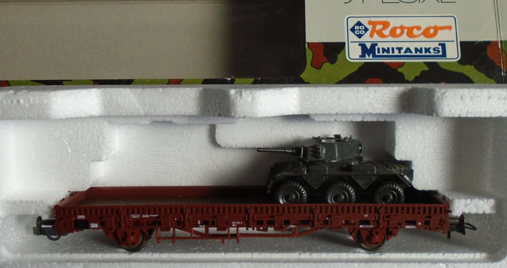 ROCO HO SCALE - MILITARY WAGON WITH ONE TANK, BOXED