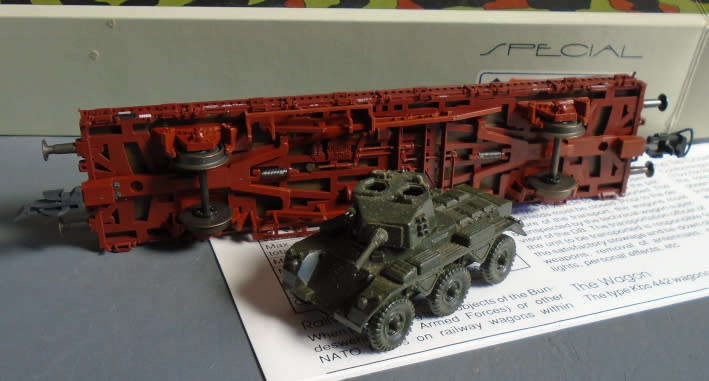 ROCO HO SCALE - MILITARY WAGON WITH ONE TANK, BOXED