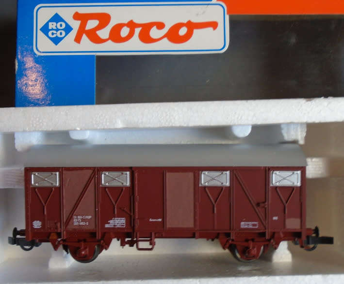 ROCO HO SCALE - CLOSED GOODS WAGON, FACTORY WEATHERED, - BOXED