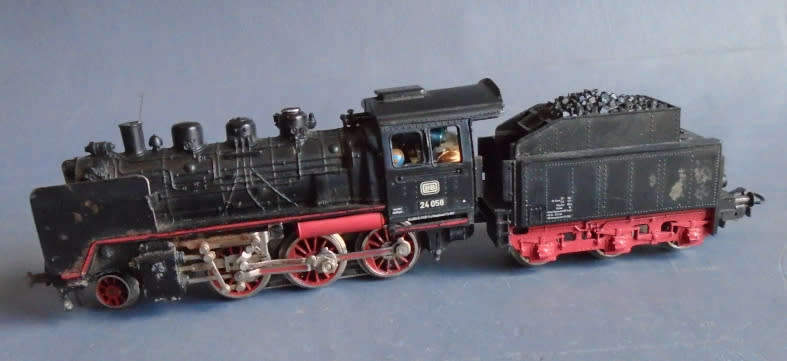 MARKLIN HO SCALE - CLASS 24 2-6-0 STEAM LOCO & TENDER, SERVICED RUNS WELL