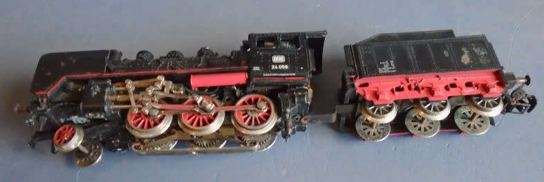 MARKLIN HO SCALE - CLASS 24 2-6-0 STEAM LOCO & TENDER, SERVICED RUNS WELL