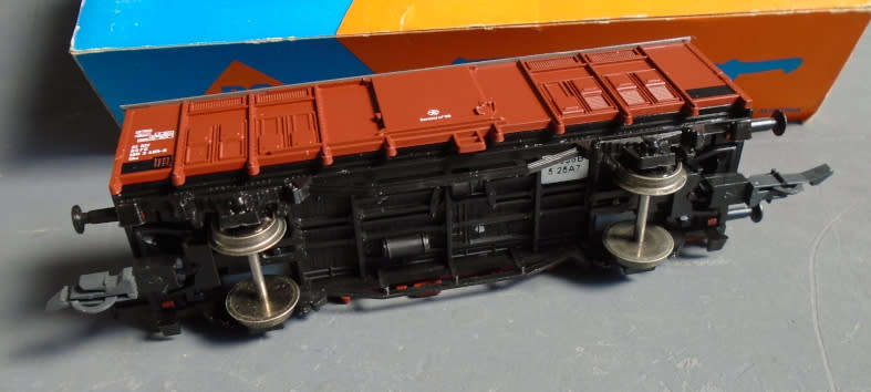 ROCO HO SCALE - CLOSED GOODS WAGON - BOXED
