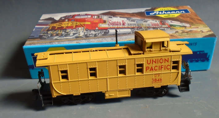 ATHEARN HO SCALE - UP CABOOSE - BOXED