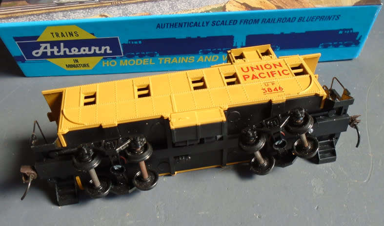 ATHEARN HO SCALE - UP CABOOSE - BOXED