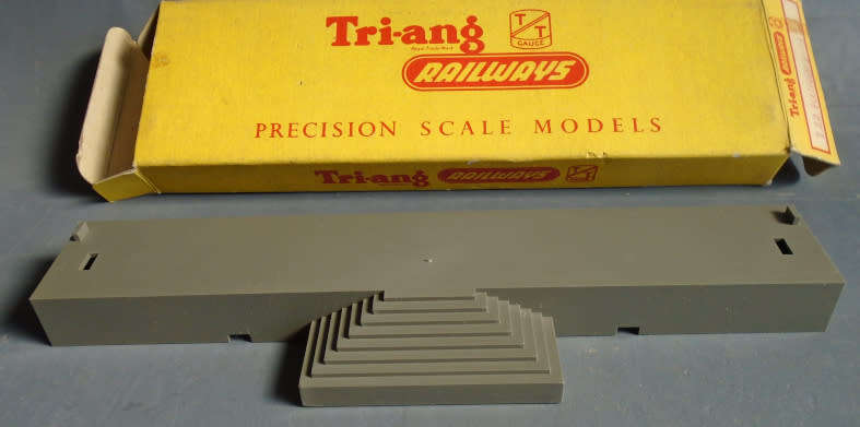 TRI-ANG TT SCALE - STATION PLATFORM, BOXED