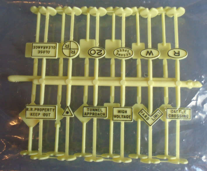 HO SCALE - RAILWAY ROAD SIGNS