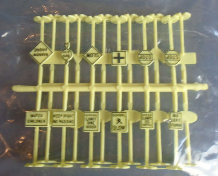 HO SCALE - RAILWAY ROAD SIGNS