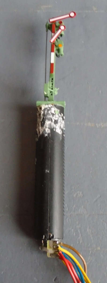 MARKLIN Z SCALE - ELECTRIC RAIWAY SIGNAL AS  PER FOTO