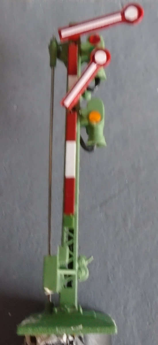 MARKLIN Z SCALE - ELECTRIC RAIWAY SIGNAL AS  PER FOTO