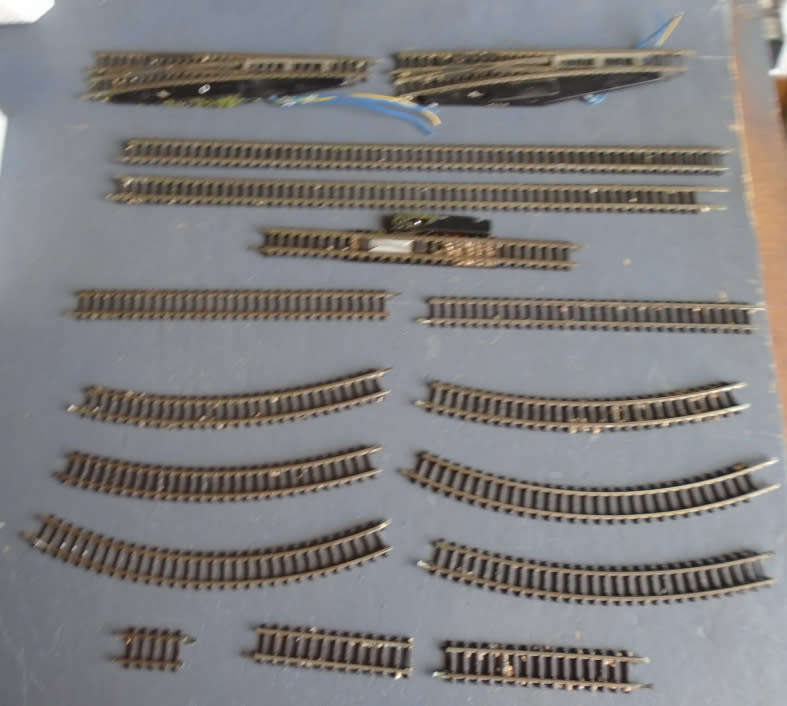 MARKLIN Z SCALE - 2 X ELECTRIC LEFT HAND POINTS & UNCOUPLER AND TRACK
