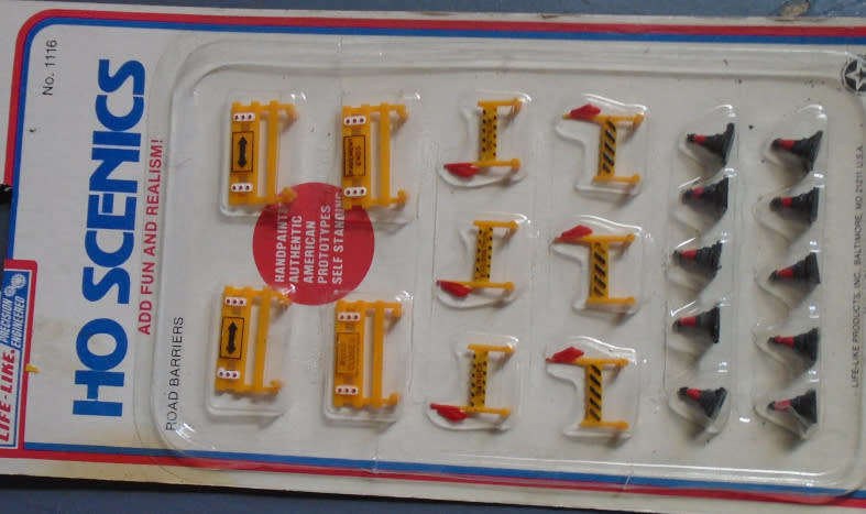 LIFE-LIKE HO SCALE - CONSTRUCTION ROAD BARRIERS, CARDED
