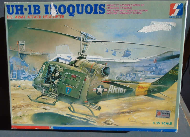 1/35 SCALE - UH-1B IROQUOIS ATTACK HELICOPTER, BOXED