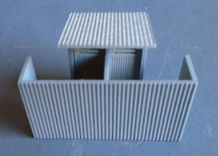 HO SCALE - SAR CORROGATED TOILET, EXCELLENT DETAIL, 50 X 30MM