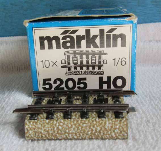 8 X CURVED TRACK SECTIONS by MARKLIN 5205 (BOXED)