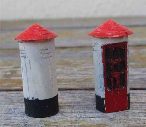 2 X OLD TYPE TELEPHONE BOXES in HO SCALE - NEW