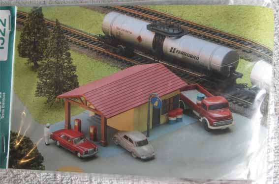 PETROL SERVICE STATION KIT by FRATESCHI in HO SCALE (NEW)