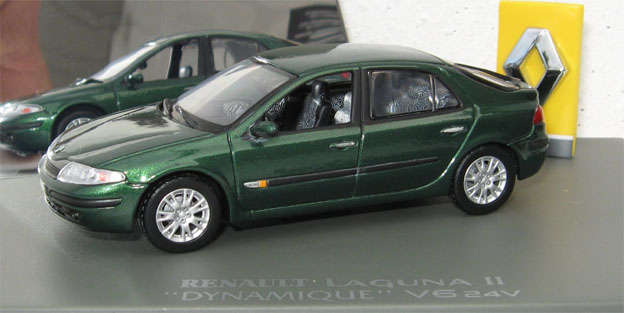 RENAULT LAGUNA II "DYNAMIQUE" V6 24V by UNIVERSAL HOBBIES in 1/43 SCALE (MIB)