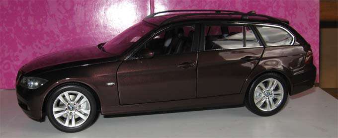 L@@K - BMW 330i TOURING by KYOSHO in 1/18 SCALE (NEW BOXED)