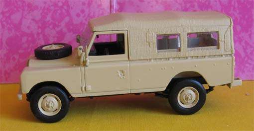 L/R DEFENDER by DEL PRADO in 1/43 SCALE (NEW CARDED)