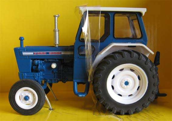 FORD 5000 TRACTOR by BRITAINS in 1/32 SCALE (NEW BOXED)